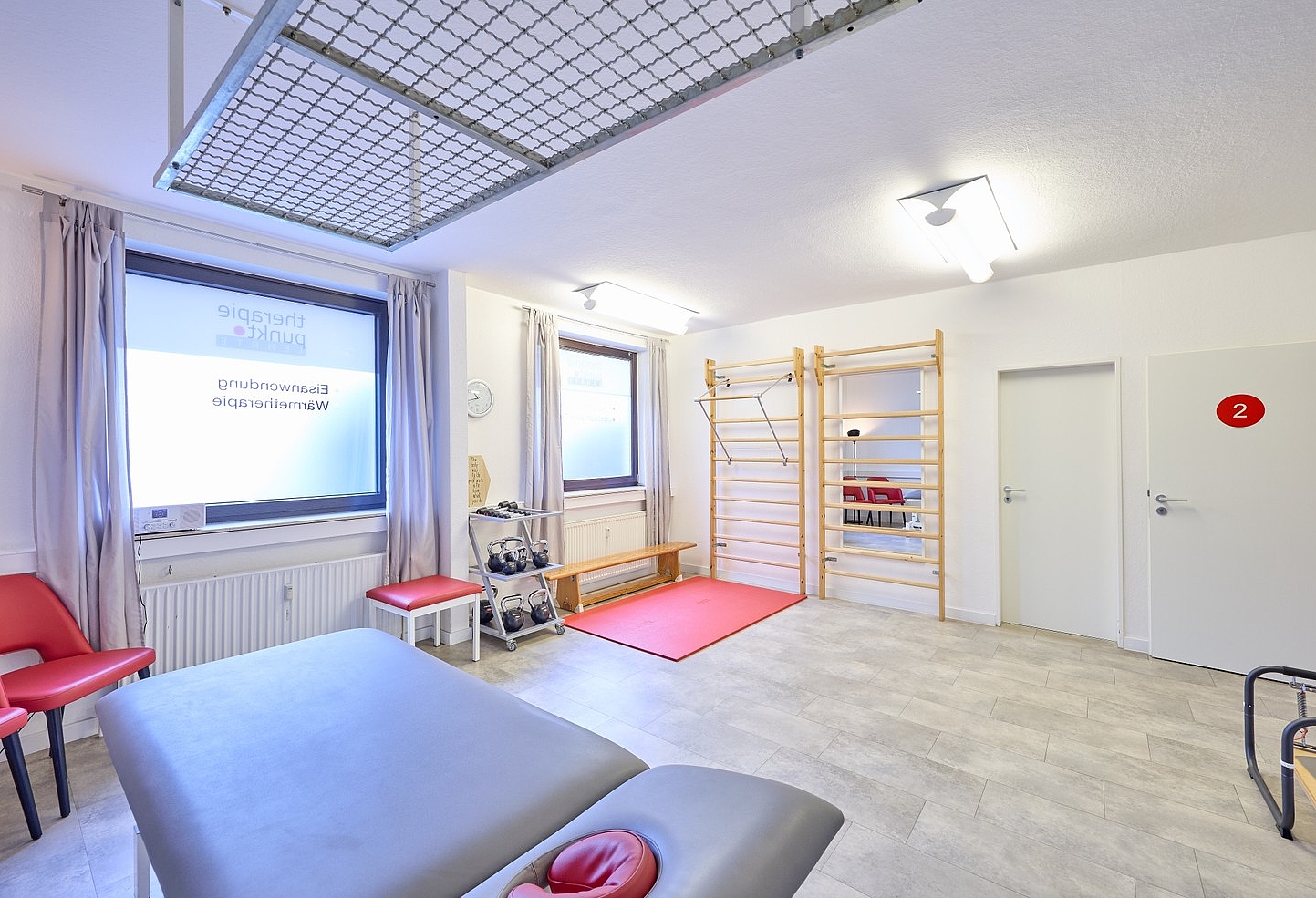 Therapiezimmer mit Liege und Sprossenwand