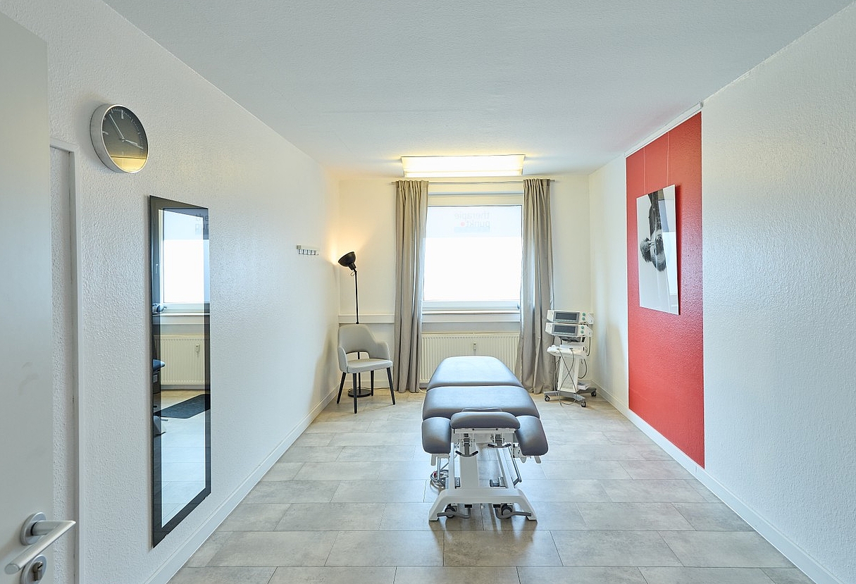 Behandlungsraum mit Therapieliege, tote Wand rechts