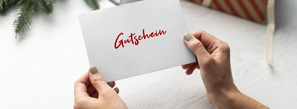 Hände, die einen Gutschein halten