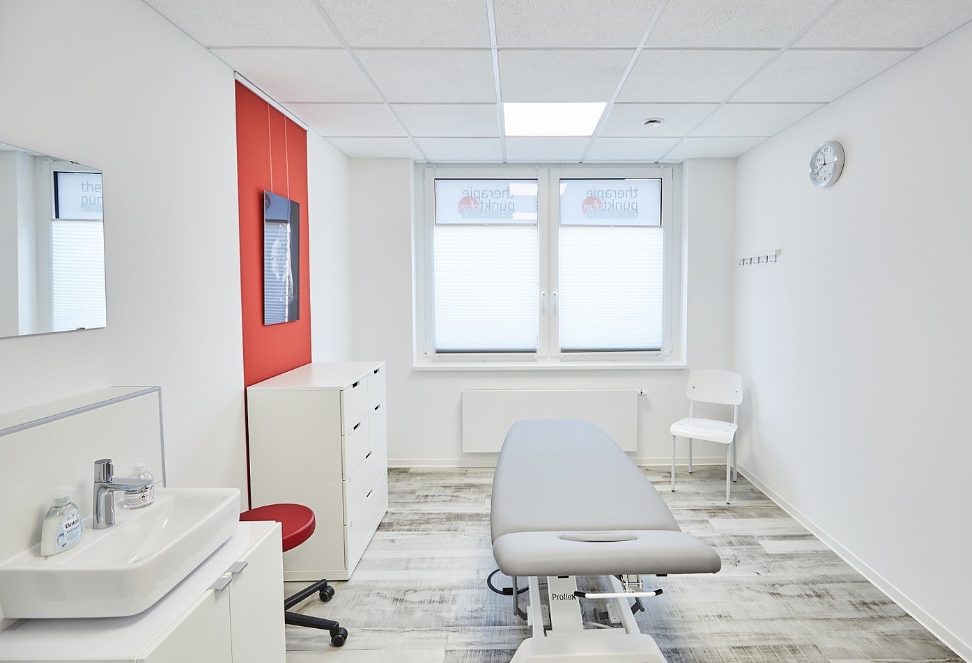 Behandlungszimmer mit Therapieliege