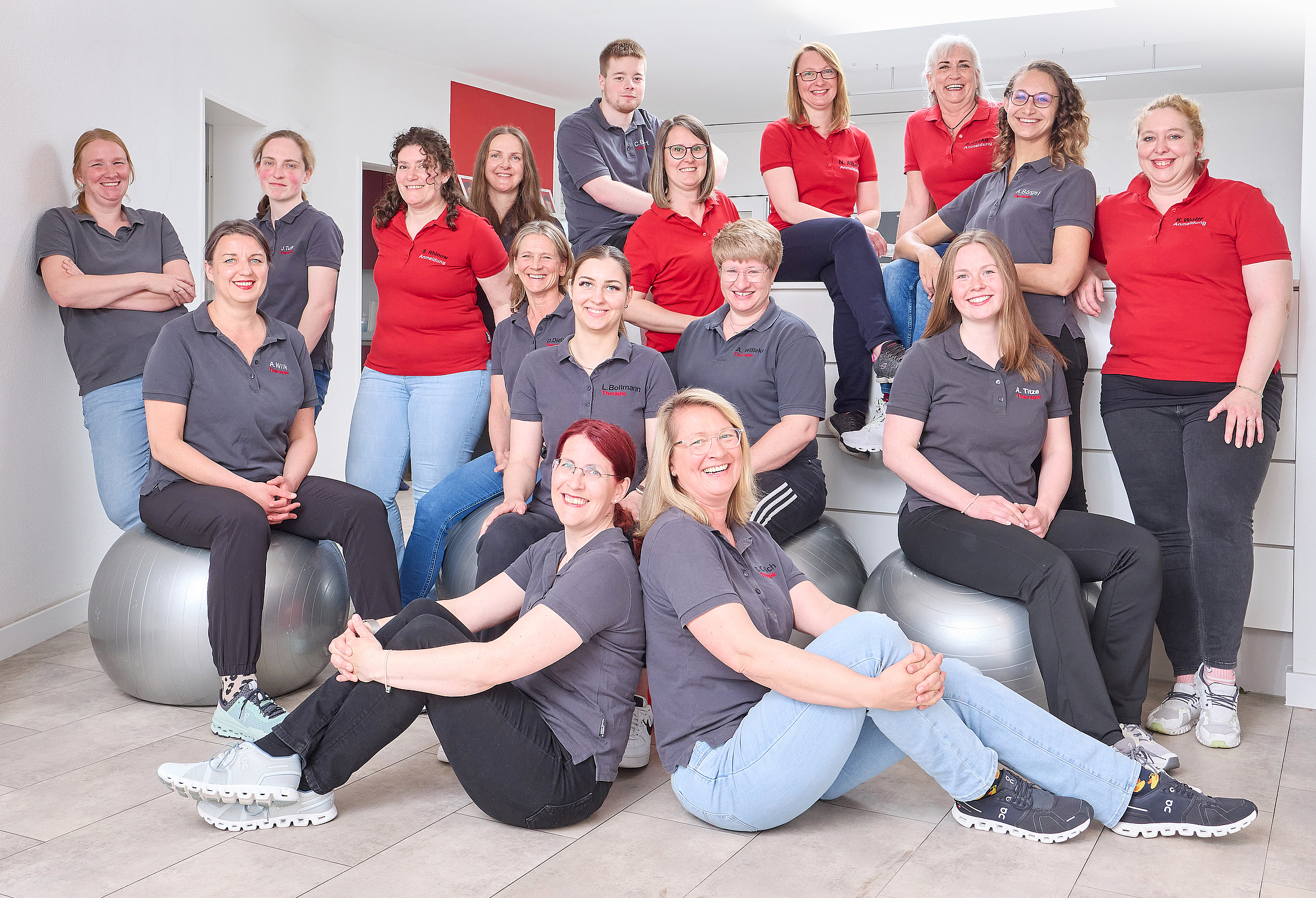 Das gesamte Team vom Therapiepunkt, auf dem Boden sitzen, stehend und auf dem Tresen, gesamt 17 Personen