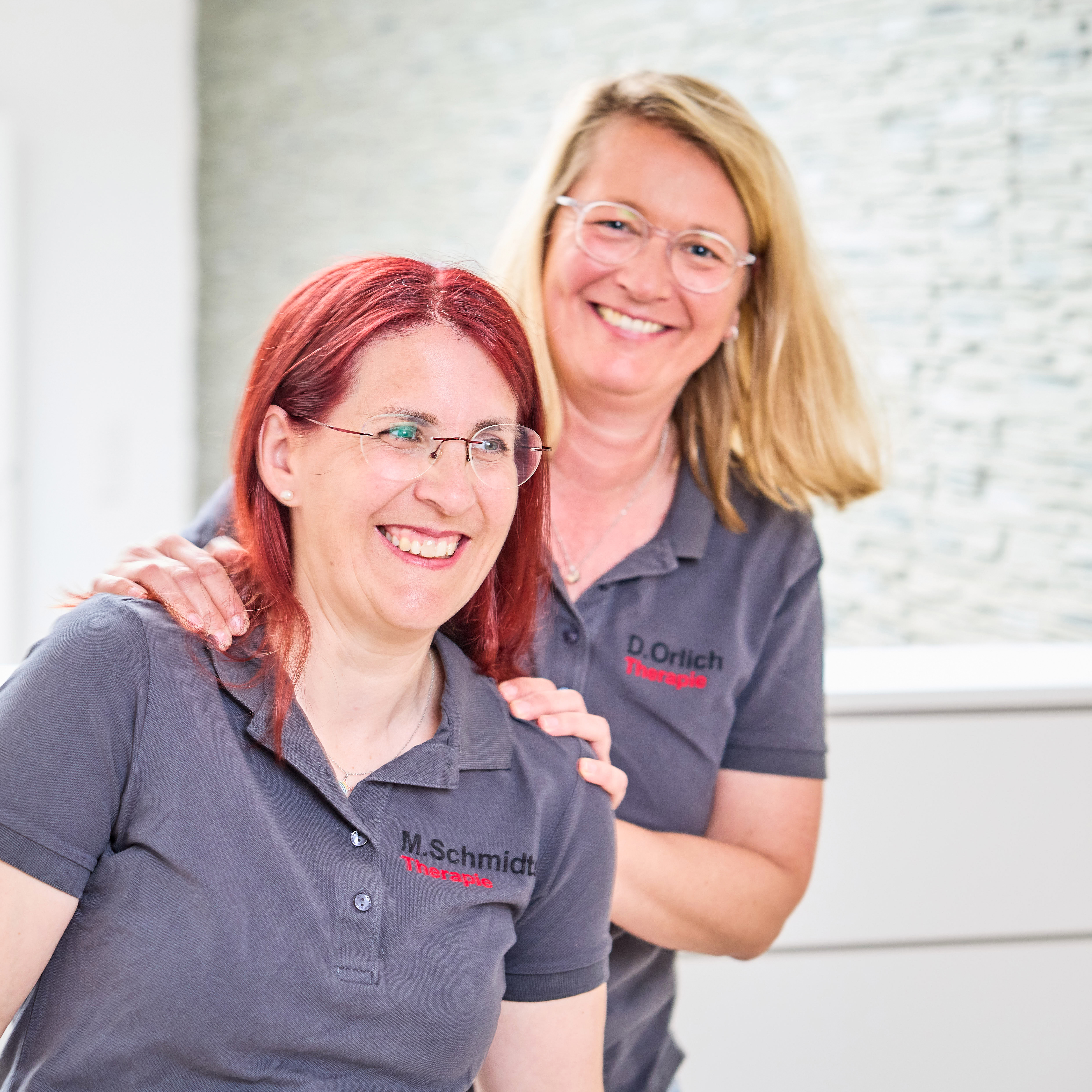 Maren Schmidts und Dina Orlich, Oberkörper, lachend